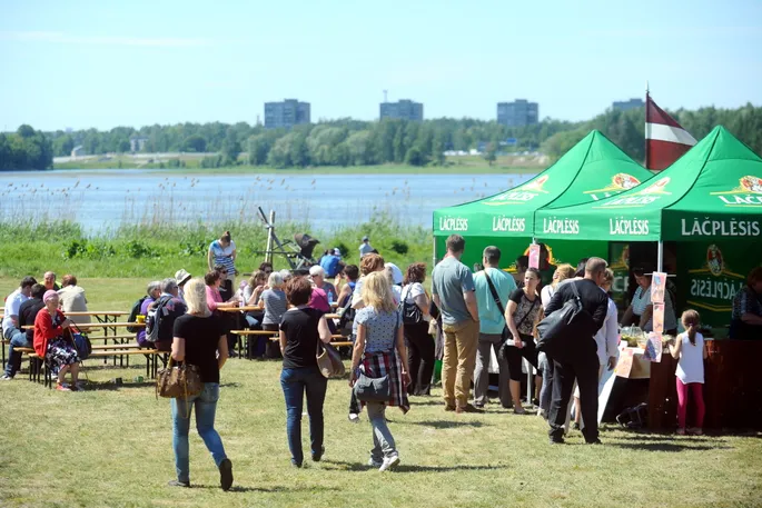 Izbraukuma tirdzniecība pasākumā pie ezera