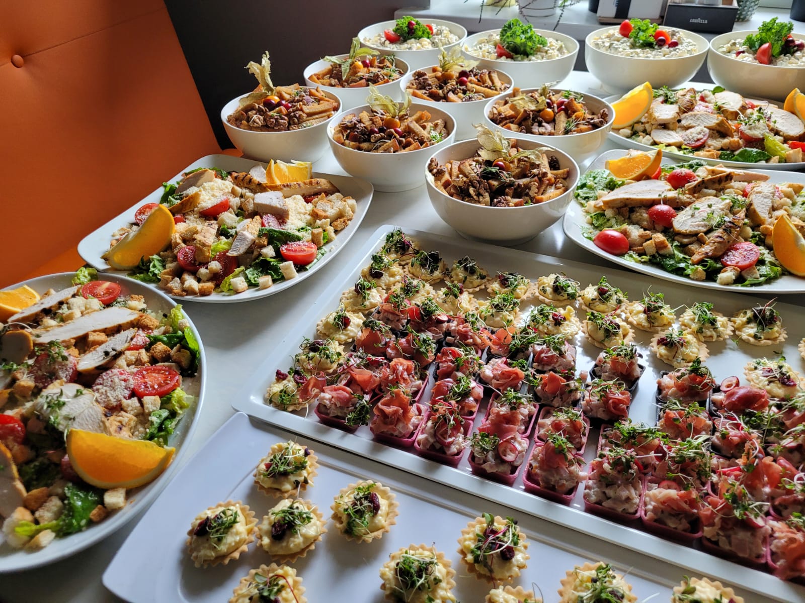 Uzkodu plate ar dažādiem gardumiem