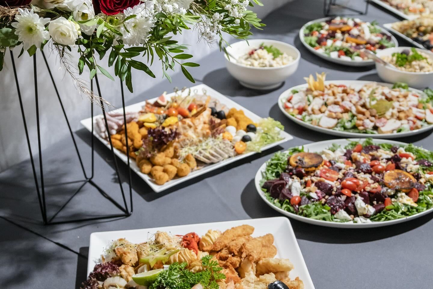 Uzkodu plates un banketu ēdieni