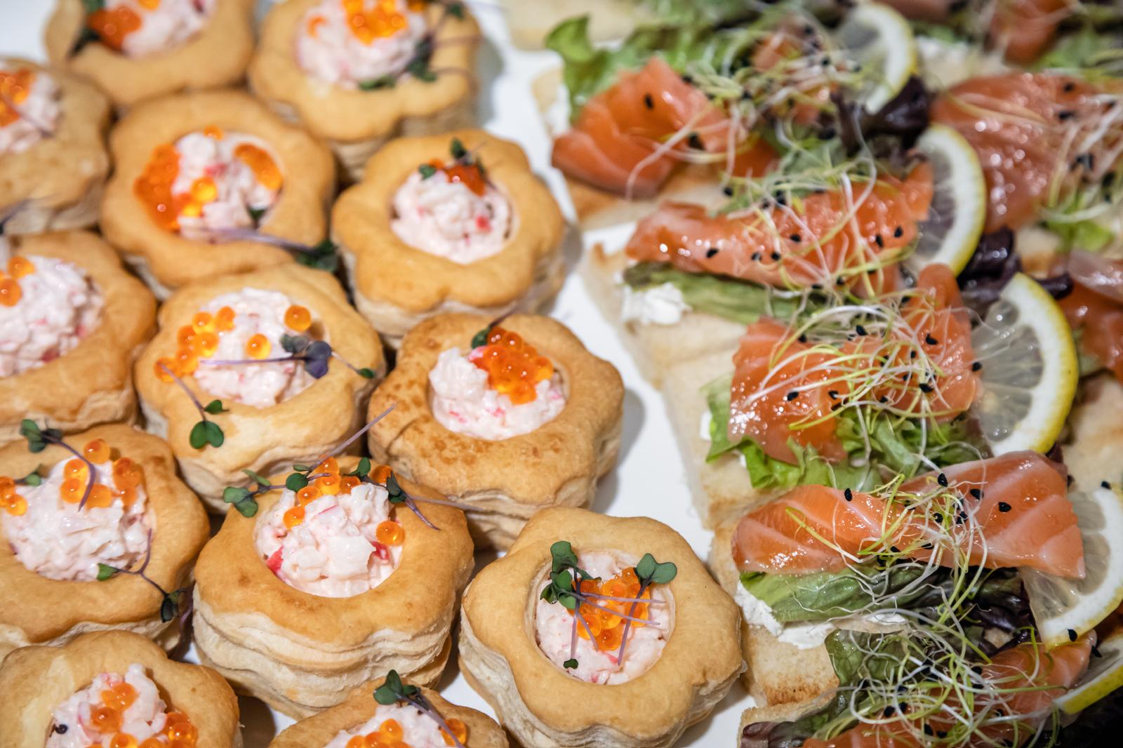 Uzkodas tuvplānā — laši un groziņi